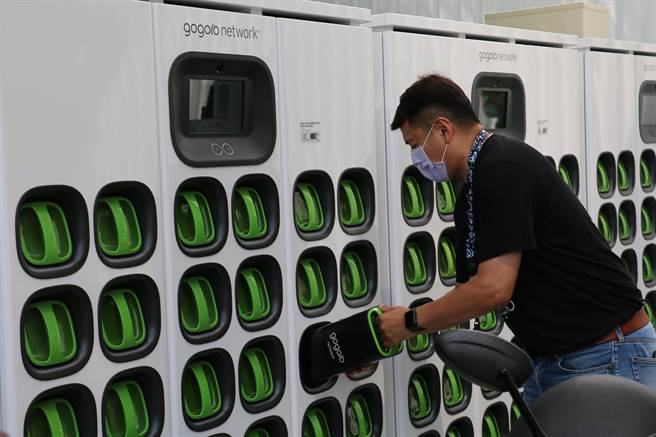 国发会订出 2040 年达成新售小客车与机车全面电动化。图为Gogoro换电站。（资料照）