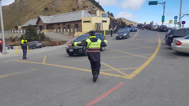 蘇花路廊進入花蓮縣境，有太魯閣國家公園、合歡山等旅遊景點，新城警方不敢鬆懈，呼籲駕駛人遵循員警交管。（新城警分局提供／王志偉花蓮傳真）