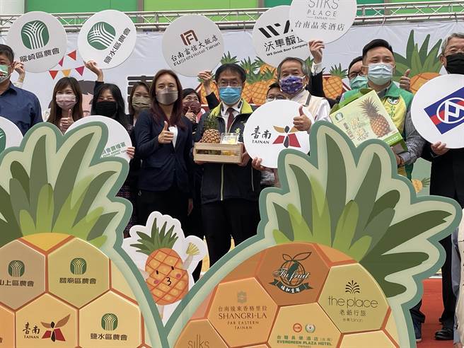 台南市政府今天举办台南凤梨多元行销记者会。(曹婷婷摄)