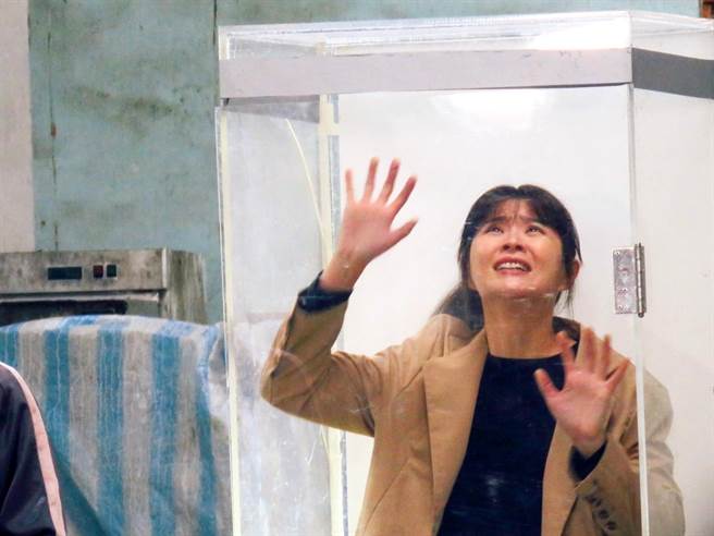 李燕劇中被關在玻璃屋中，處境凶險。（三立提供）