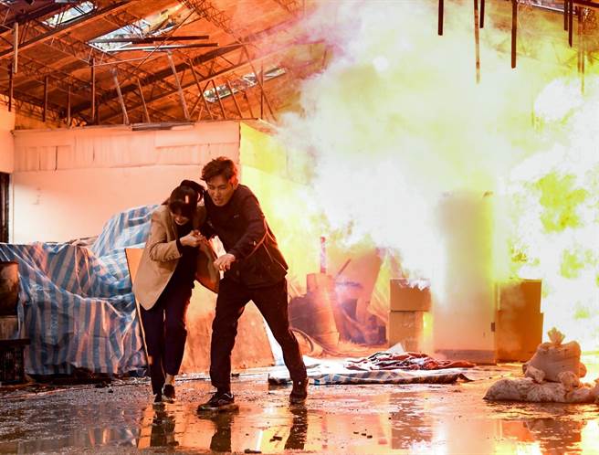 陳冠霖營救李燕。（三立提供）