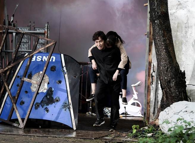 陳冠霖背著李燕逃出火海。（三立提供）