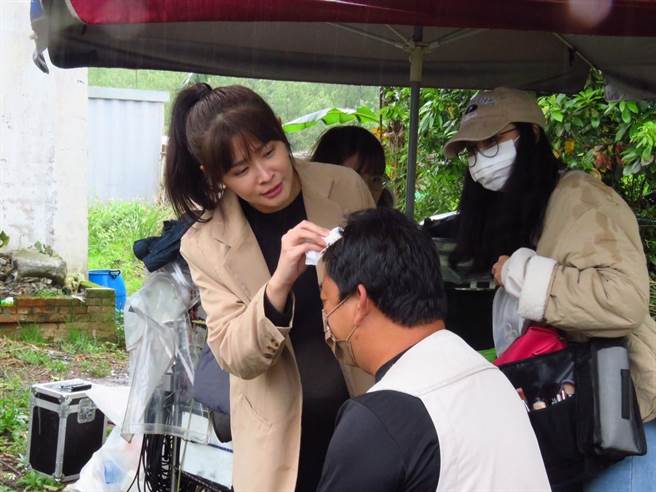 李燕為受傷的工作人員擦藥包紮。（三立提供）