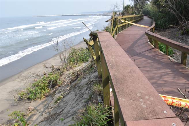 竹南镇假日之森沙岸受海水冲刷掏空，已危及滨海自行车步道。（谢明俊摄）