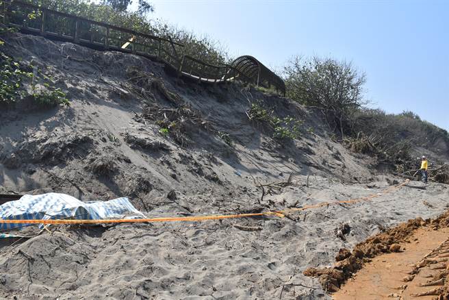 竹南镇假日之森沙岸受海水冲刷掏空，已危及滨海自行车步道，县府紧急发包动工防止崩坍扩大。（谢明俊摄）