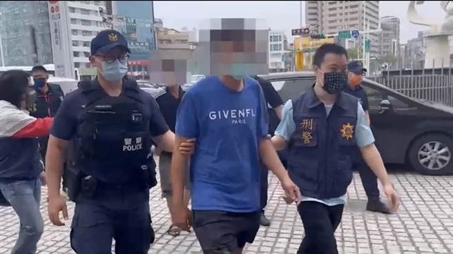 警方將2嫌帶回偵辦。（翻攝照片／高雄洪靖宜傳真）