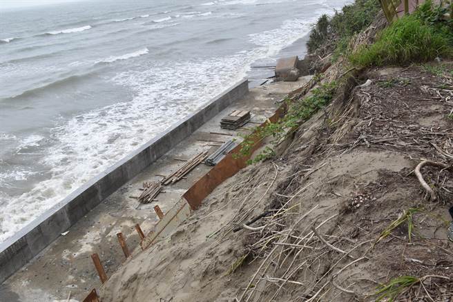 竹南镇假日之森沙岸受海水冲刷掏空，已危及滨海自行车步道，县府紧急发包动工防止崩坍扩大。（谢明俊摄）
