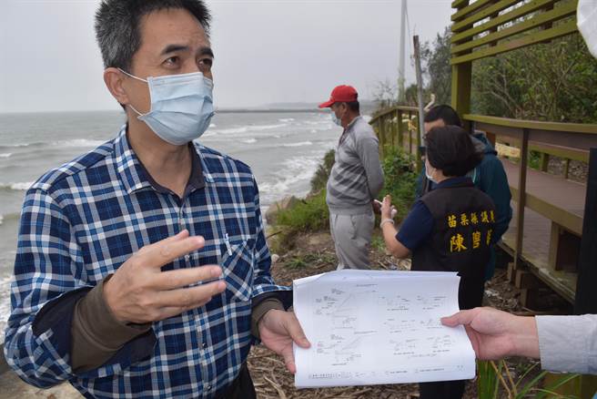 竹南镇假日之森沙岸受海水冲刷掏空，文观局官员说明抢救工法。（谢明俊摄）