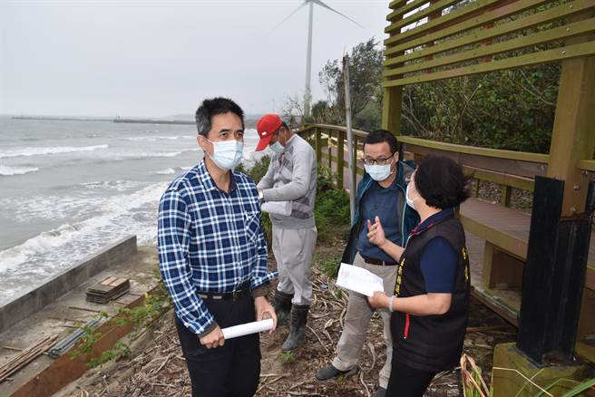 苗栗县议员陈碧华30日前往竹南假日之森会勘抢修工程。（谢明俊摄）