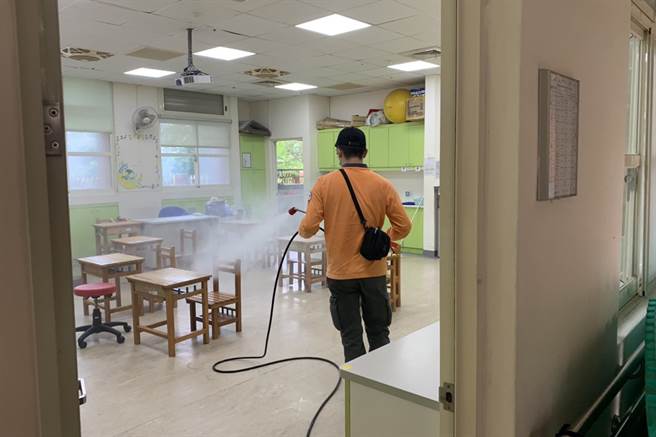 环保局在特教学校进行清消。（新竹县政府提供／罗浚滨新竹传真）