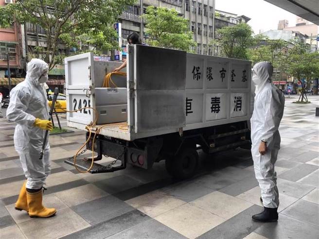 基隆小吃店今再增19例確診，累計68人染疫。衛生局針對基隆各地全面消毒。（資料照 許家寧攝）
