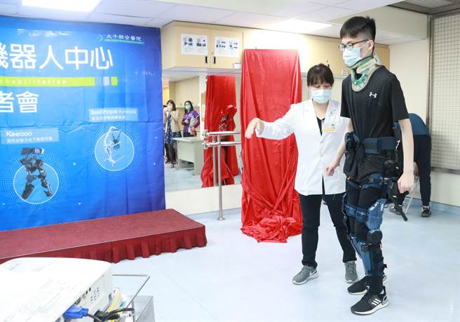 「啟而走」下肢機器人協助蔣姓學生穩定步伐、獨立行走。（大千醫院提供／李京昇苗栗傳真）