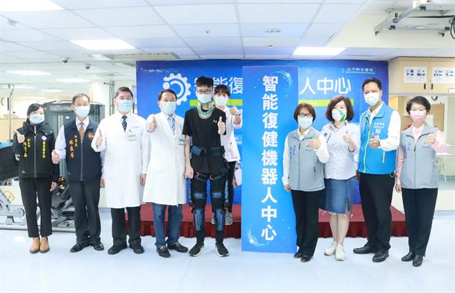 副縣長鄧桂菊、苗栗市長邱鎮軍等人一同為智能復健機器人中心揭牌開幕。（大千醫院提供／李京昇苗栗傳真）