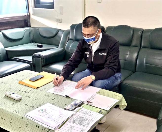 金門縣小英之友會總會長、前金門縣環保局長蔡其雍今天登記民進黨第1選區議員初選，他也是目前綠營唯一表態參選縣議員的人。（蔡其雍服務處提供）