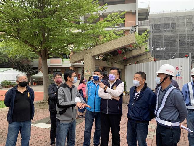 大甲国小校长李金发说，该校成功争取新建图书室及改善球场经费，让学校设施更完善。(市议员李荣鸿服务处提供)