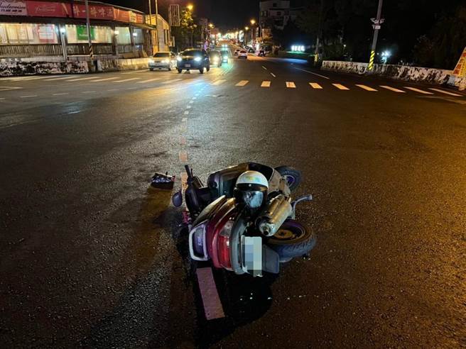 黄姓女子疑似要闪避违规左转轿车而摔车倒地。（翻摄照片／李京升苗栗传真）