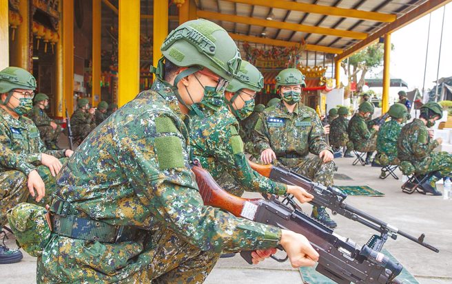 俄乌战争引起台湾热议是否该恢復一年制义务役。（军闻社）