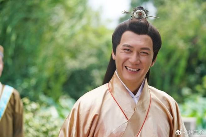 甄志强曾与大23岁的女富商交往，但最后仍分手。（图／微博@甄志强）