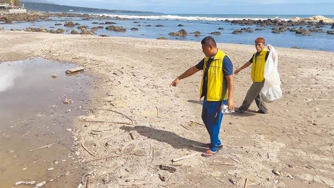 台東縣卑南鄉富山護漁區去年底出現大量浮石，當地生態解說員古家豪（左）研判不會影響生態，水產試驗所則發布提醒浮石會堵塞港口、傷害船隻。（本報資料照片）