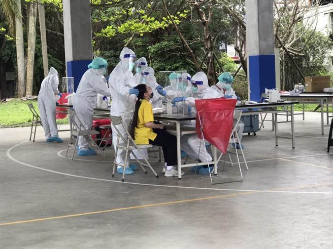 羅東國中兼課的舞蹈老師染疫，宜蘭縣衛生局安排全校師生共1750人採檢。（宜蘭縣衛生局提供／李忠一宜蘭傳真）