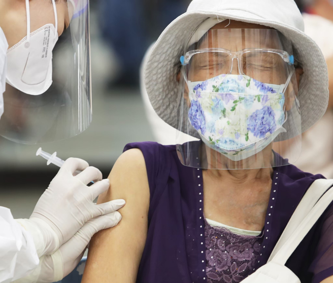 近期国内疫情多点开花，民眾也好奇是否该安排高风险族群接种第四剂疫苗，以提升保护力。（资料照／季志翔摄）