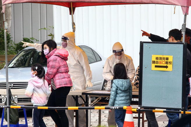 小兒科醫師張博揚表示，要新冠疫情在台灣告一段落，就是要全台灣人感染一次，因為打完第三劑疫苗幾個月後，抗體會迅速下降，若在體內抗體濃度最高時，自然染疫「就完美了」。圖為民眾採檢照。（圖／資料照，記者鄧博仁攝影）