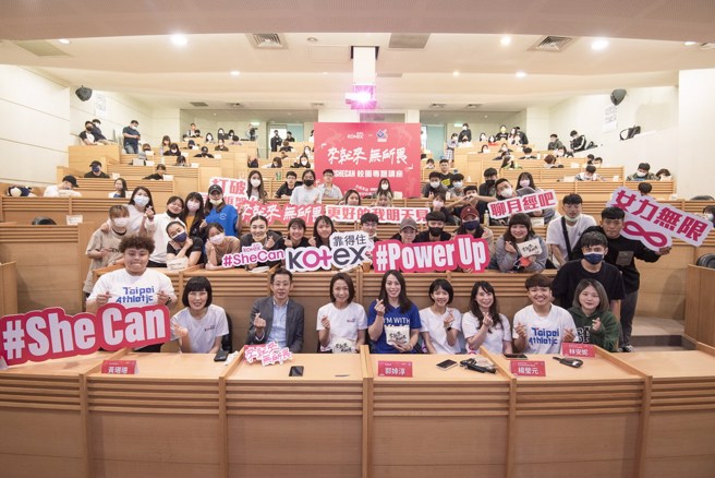 郭婞淳跟參加講座的北市大學生合影。(KOTEX提供)