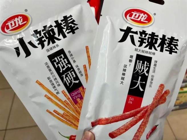 大陸媒體：玩色情擦邊球廣告莫找藉口，業者為低俗包裝致歉。圖為衛龍有爭議文案包裝產品。（央視網）