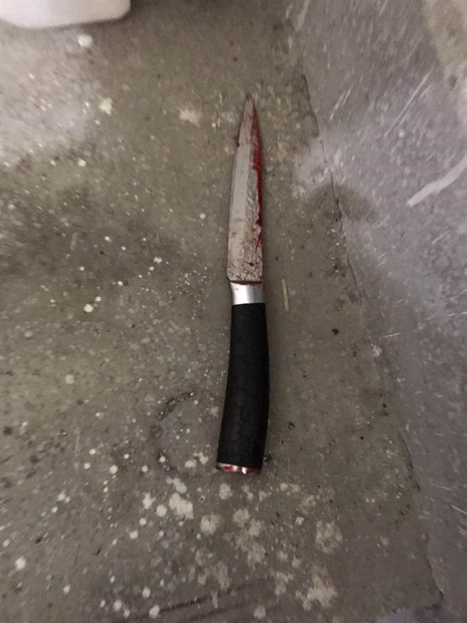 警方到場將父子送醫，並查扣到水果刀一把。(翻攝照片／林郁平台北傳真）
