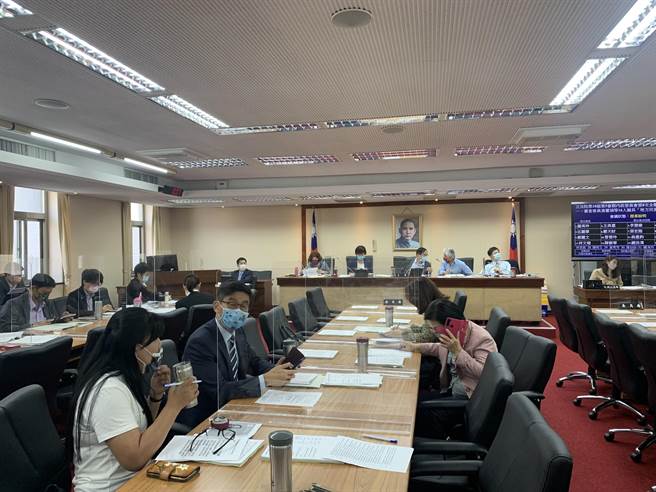 立法院內政委員會今天初審通過「地方民意代表費用支給及村里長事務補助費補助條例部分條文修正草案」，全國村里長事務補助費有望從每月4萬5000元增加至5萬元。（林縉明攝）