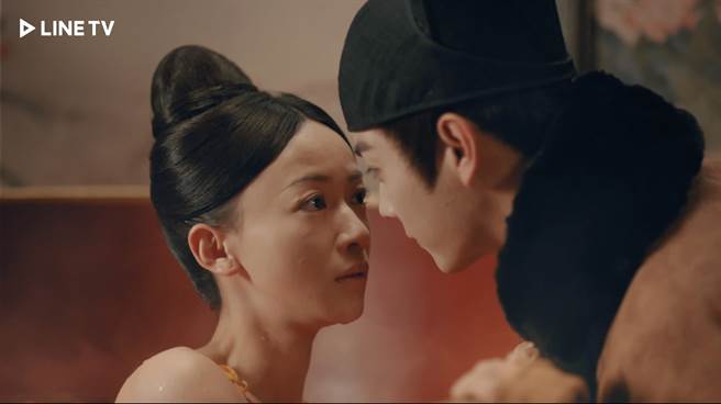 吴谨言、许凯「浴桶吻」粉红泡泡满点。（LINE TV提供