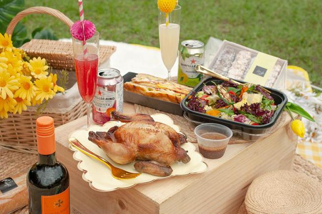 （台北喜來登飯店推出「春日小野餐」一泊二食」專案，內容包括提供雙人份春日野餐籃。圖／台北喜來登大飯店提供）