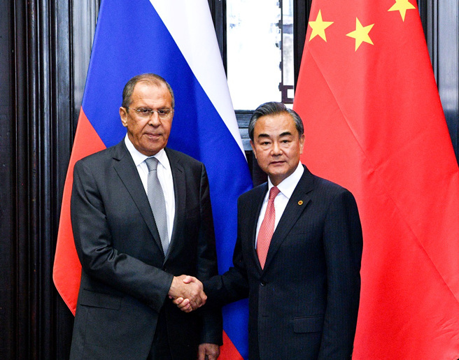 大陆外交部长王毅及俄罗斯外长拉夫罗夫（Sergei Lavrov）30日举行会谈，双方同意扩大合作。图为2019年7月两人在巴西会晤的画面。（资料照／TPG、达志影像）