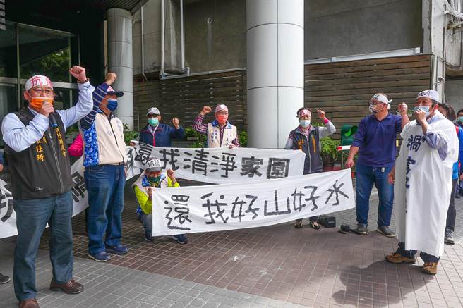 关西地方人士在台北信大水泥公司前拉白布条陈抗。（新竹县政府提供／罗浚滨新竹传真）