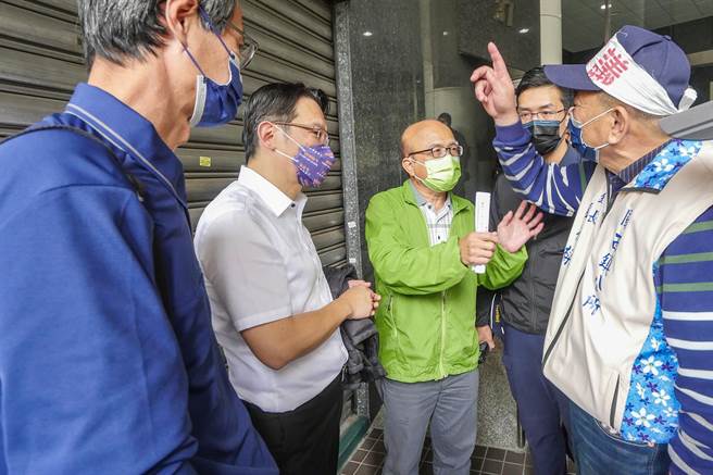 关西镇长刘德梁（右）对信大水泥公司在北山里倾倒废土造成水源污染表达不满。（新竹县政府提供／罗浚滨新竹传真）