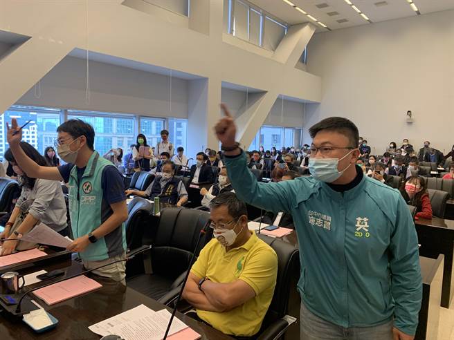 針對議長張清照裁示專案報告不列入宗教團體制度，民進黨籍議員施志昌（右）不滿，大喊「抗議」。（林欣儀攝）