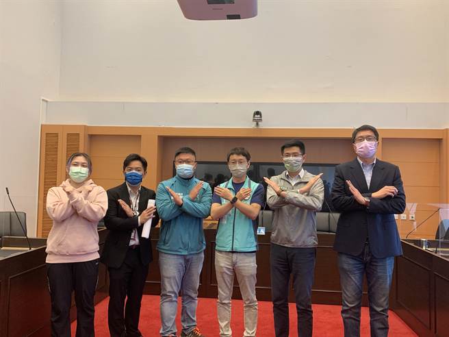 民進黨籍台中市議員針對宗教團體制度規範未列入專案報告題目，表達不滿與抗議。（林欣儀攝）