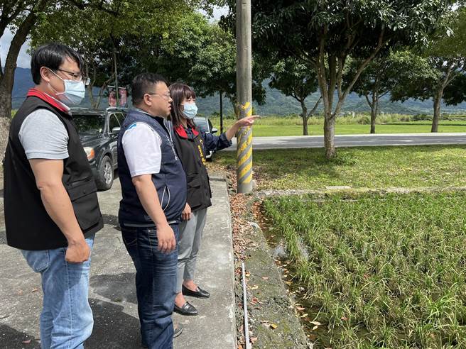 花蓮南區玉里鎮零星水稻田已開始出現水稻稻熱病疫情，農業處長陳淑雯（右）和玉溪農會總幹事蔡宗翰（中）前往田間進行勘查。（農業處提供／王志偉花蓮傳真）
