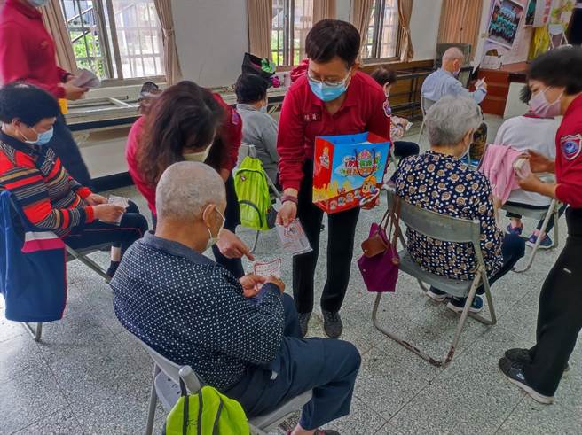 茄苳分队因应清明扫墓办理防火宣导。（茄苳分队提供／陈梦茹桃园传真）