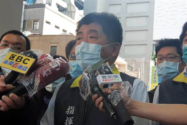 中央流行疫情指揮中心指揮官陳時中，30日下午前往基隆市政府，坦言僅有社區篩檢站恐不夠，提出類普篩的快篩計畫。（記者陳敬哲攝）