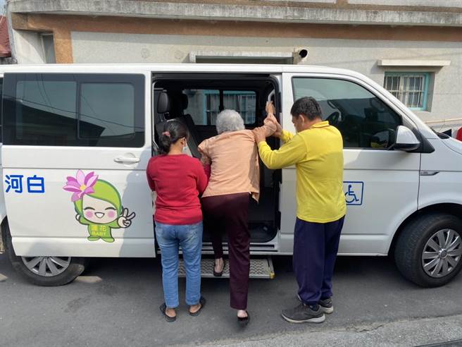 台南市白河區公所開辦的就醫專車，今年3月起改變路線，來回接送長輩至白河在地診所、衛生所看診。（白河區公所提供／張毓翎台南傳真）