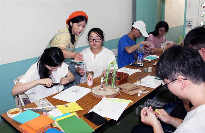 2020年清水眷村驻村艺术家「吃虾剥壳」，教导民眾手作课程。（台中市港区艺术中心提供）