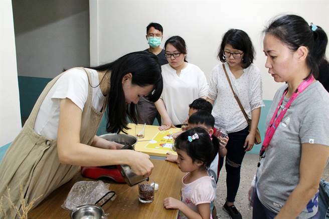 2020年清水眷村驻村艺术家吕玫慧推出「记忆蜡烛工作坊」，教导小朋友做出属于自己的作品。（台中市港区艺术中心提供）
