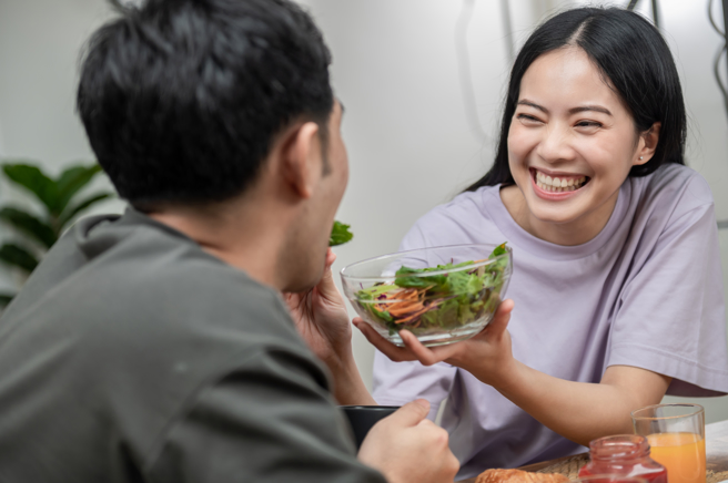 1名男網友發現他每天為女友做的愛心便當，女友帶到公司後竟「分給男同事吃」，他說菜色全是女友喜歡的，份量也不多，不解女友為何如此。（示意圖/Shutterstock提供）