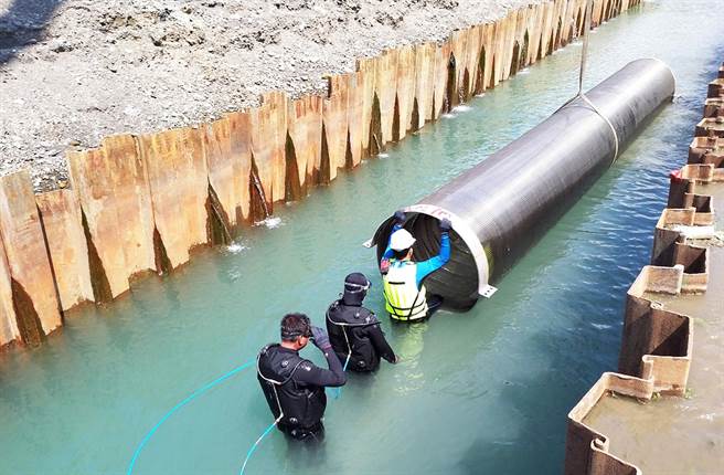 屏东县政府师法二峰圳，在林边溪饷潭至箕湖大桥间河段建置伏流水工程。（屏县府提供／林和生屏东传真）