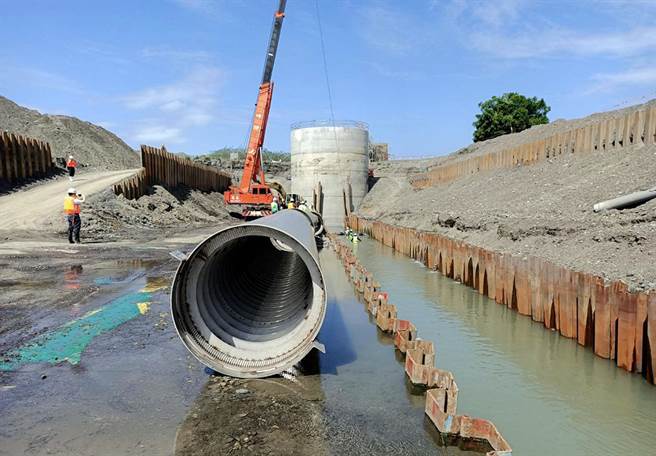 屏东县政府师法百年水利工程二峰圳，在林边溪建置伏流水工程。（屏县府提供／林和生屏东传真）