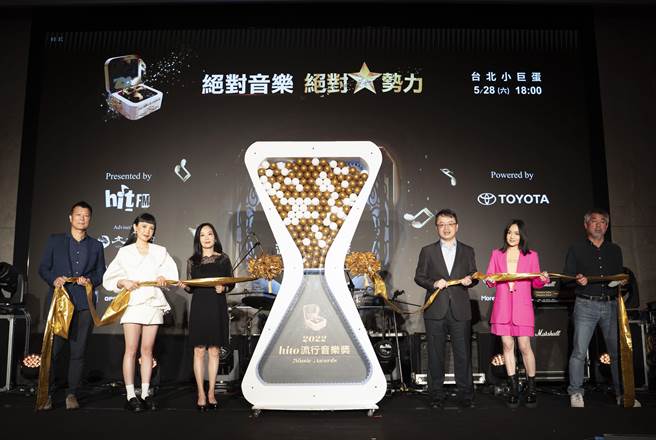 Hit Fm联播网董事长廖婉池(左3)、洪庆文副董事长(右1)、台北之音蔡诗萍台长、TOYOTA总代理和泰汽车车辆营业本部协理韩志刚、魏如萱和徐佳莹一起进行启动仪式。（Hit Fm联播网提供）