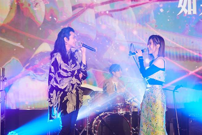 阎奕格(右)与麋先生今在「2022 hito流行音乐奖」启动仪式记者会上同台飙唱。（Hit Fm联播网提供）