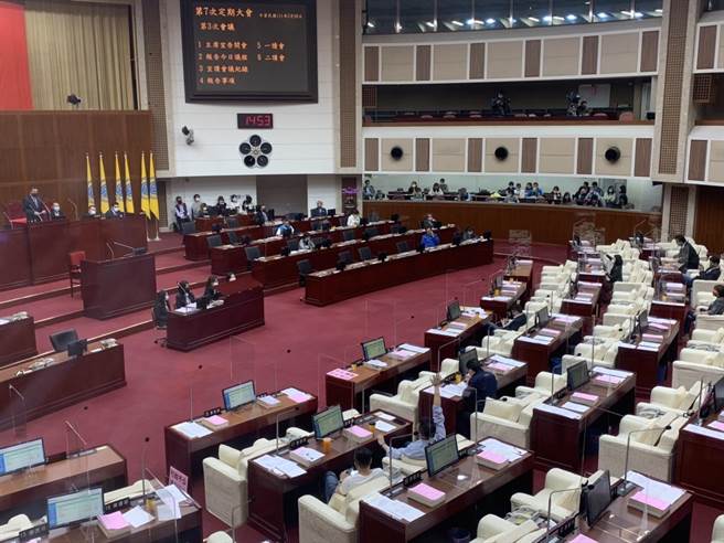 政風處今在議會大會公開陳信瑜涉違反行政中立的報告。（黃婉婷攝）