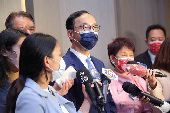 针对蓝营桃园市长提名陷入困局，力挺国民党立委吕玉玲的地方人士，反对有意空降参选的国民党副秘书长罗智强，党主席朱立伦（中）30日参加中华民国工商建研会第17届干部同心研习营活动受访表示，中央选战策略会报正在处理中，最后一定会以桃园市民的意见为最重要的依归，一切尊重市民的选择。（张铠乙摄）